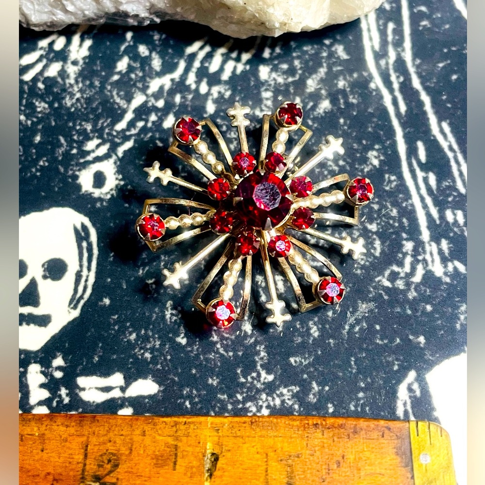🖤 Vintage 🖤 Mid Century Deep Blood 🩸 Red Rhinestone and Gold Brooch